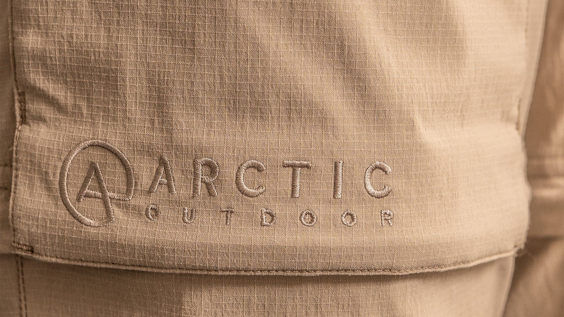 Closeup af logo på Dolomitterne Zip Off Buks