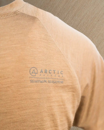 Produktbillede af sand merino uld t-shirt ryglogo