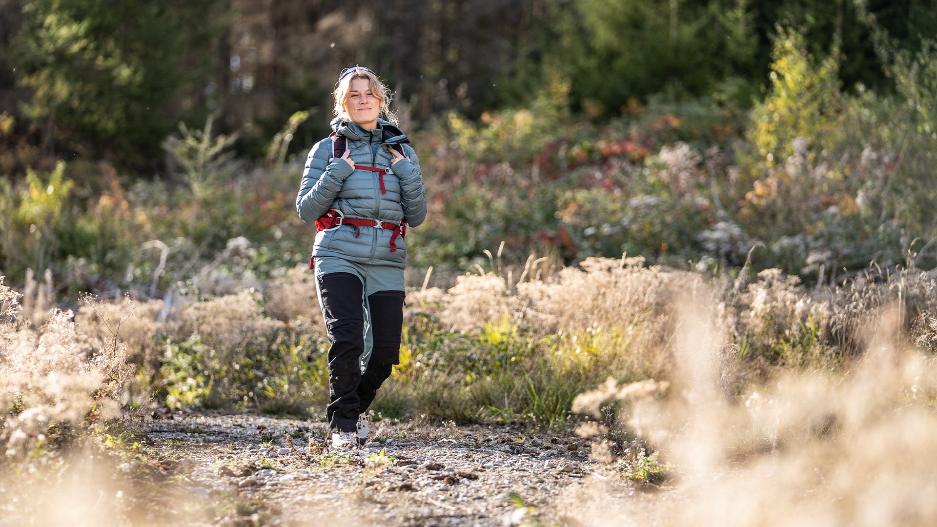 Miljøbillede af kvinde iført Lapland Dunjakke og Harzen Buks