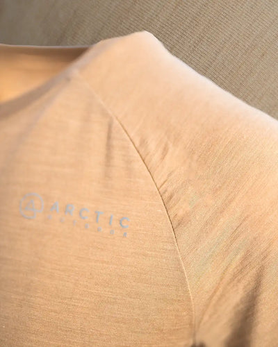Produktbillede af sand merino uld t-shirt brystlogo