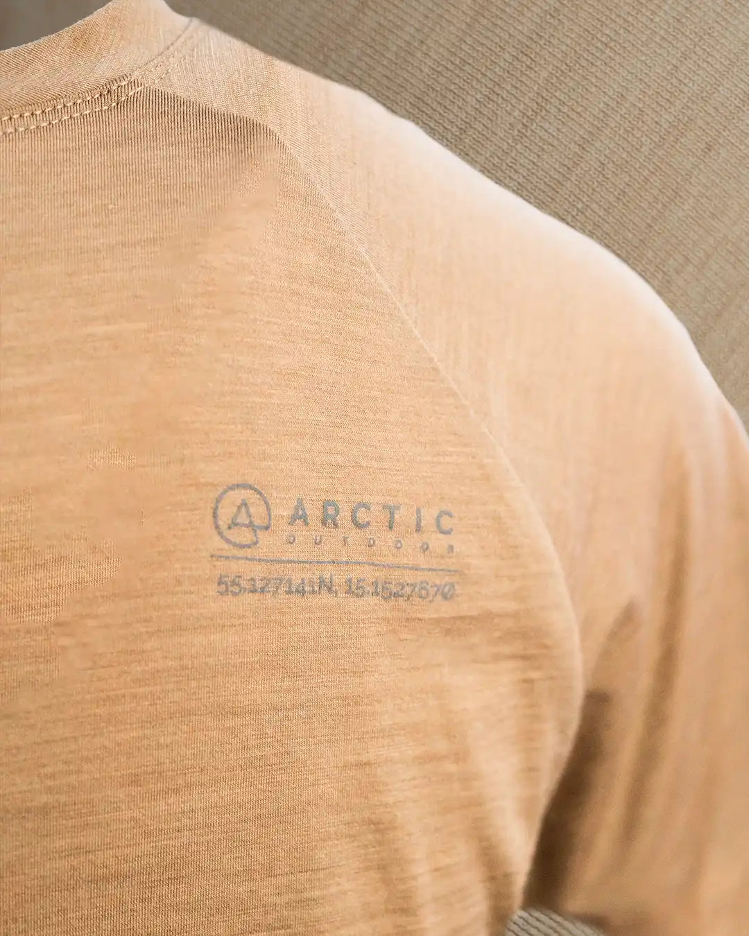 Produktbillede af sand merino uld t-shirt ryglogo