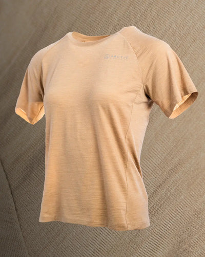 Produktbillede af sand merino uld t-shirt set fra siden 