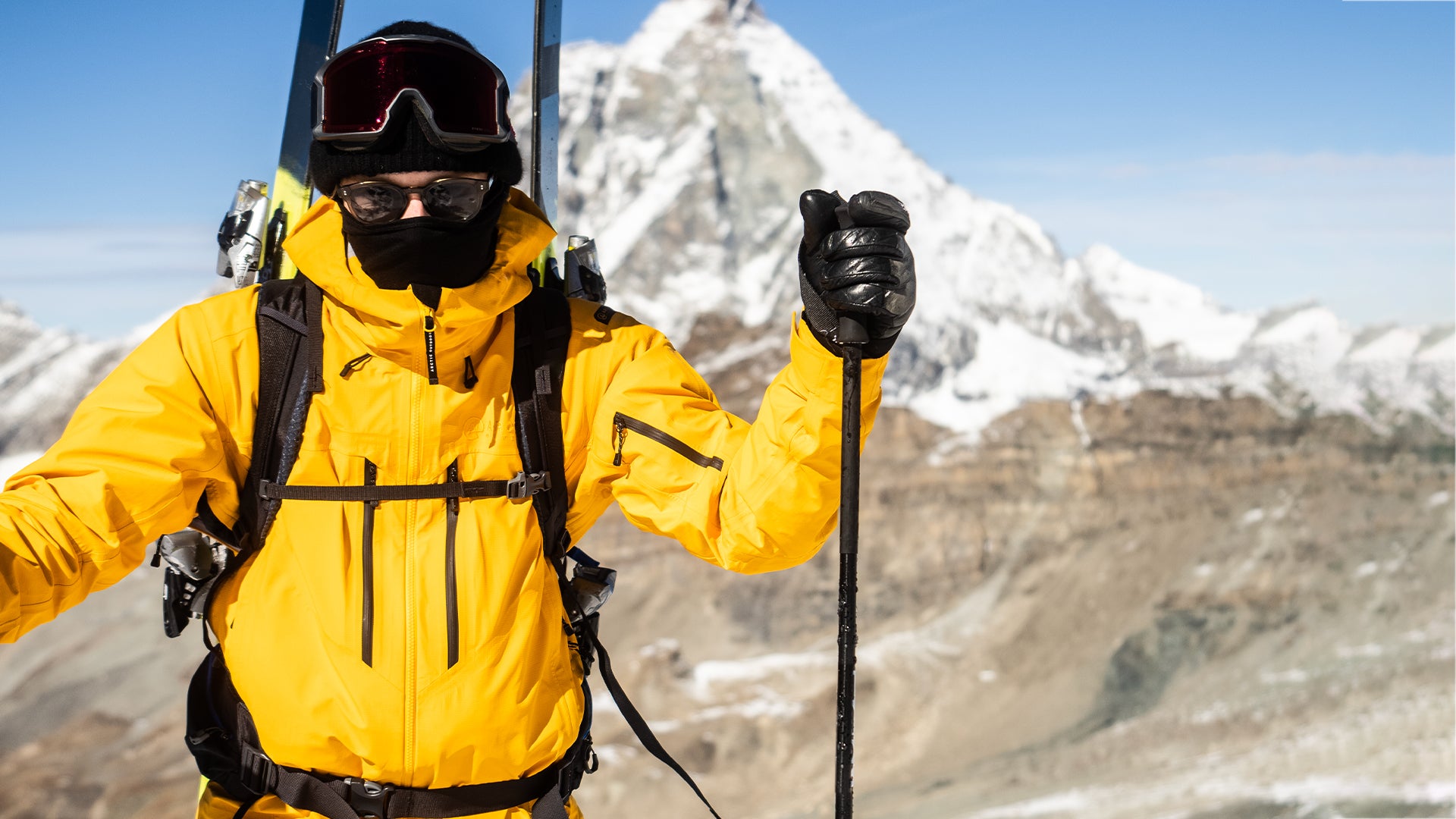 Miljøbillede af mand iført Matterhorn Skaljakke med Matterhorn i baggrunden