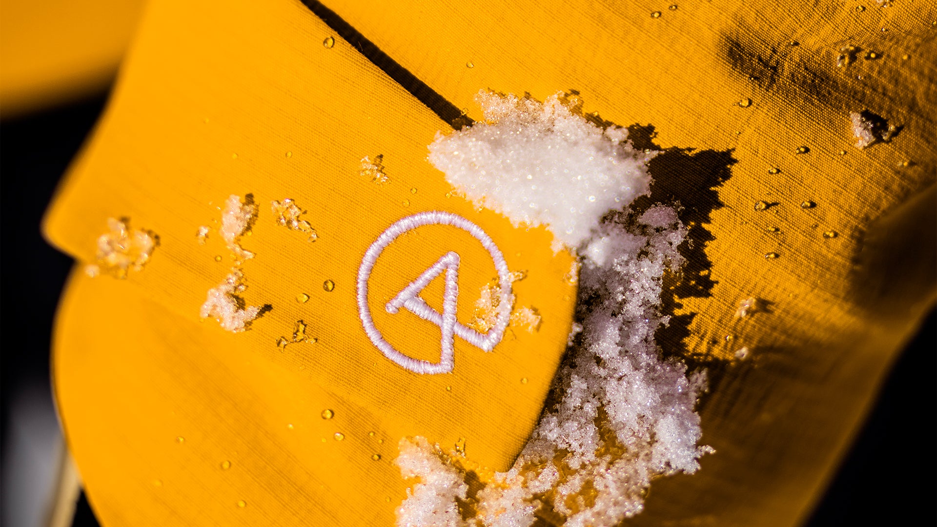 Closeup af logo ved håndled på Matterhorn Skaljakke