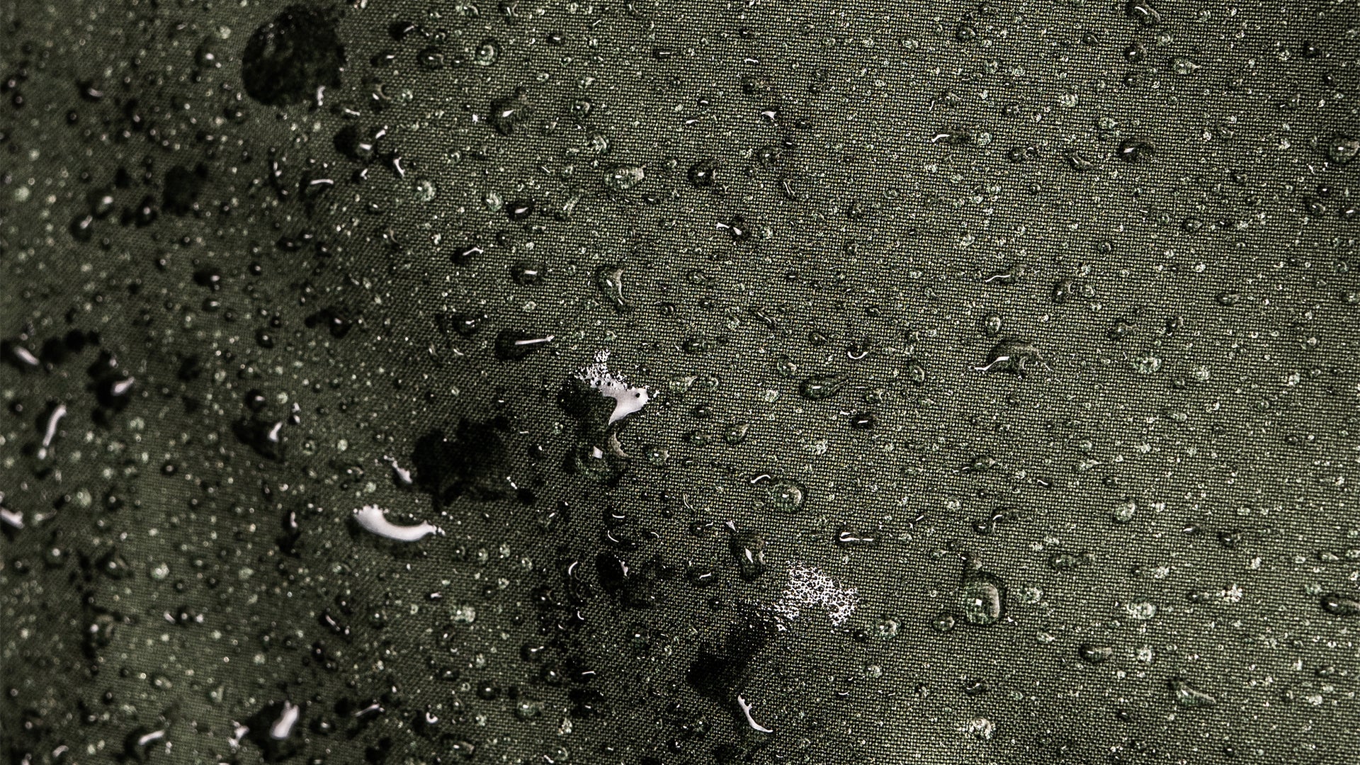 Closeup af vandafvisende effekt på skaljakke