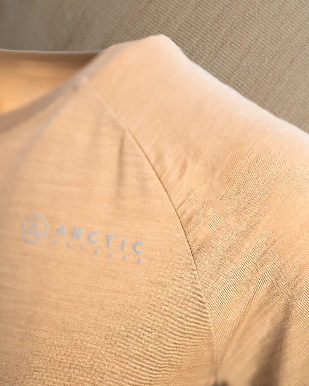 Produktbillede af sand merinould t-shirt brystlogo