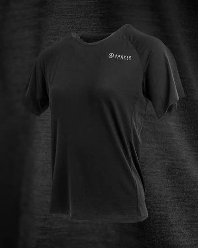 Produktbillede af sort merino uld t-shirt set fra siden 