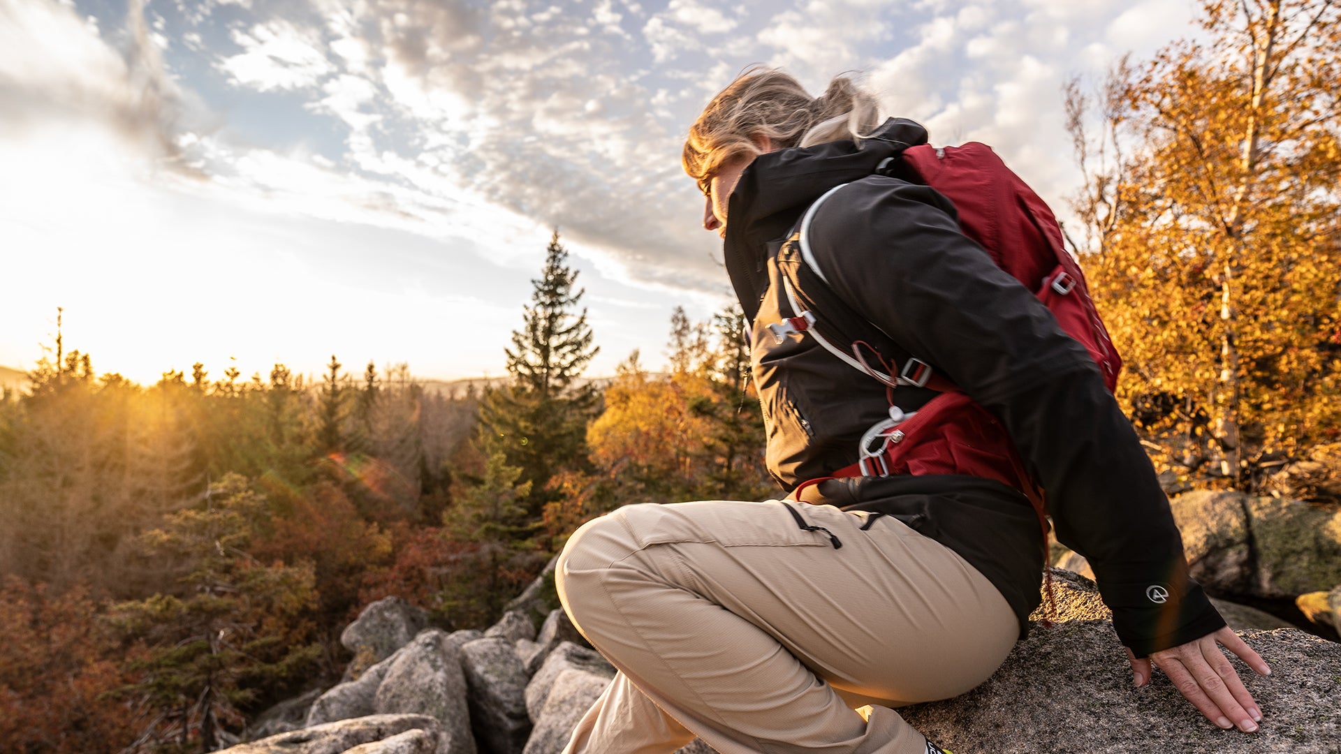 Miljøbillede af kvinde der klatrer iført Dolomitterne Zip Off Bukser