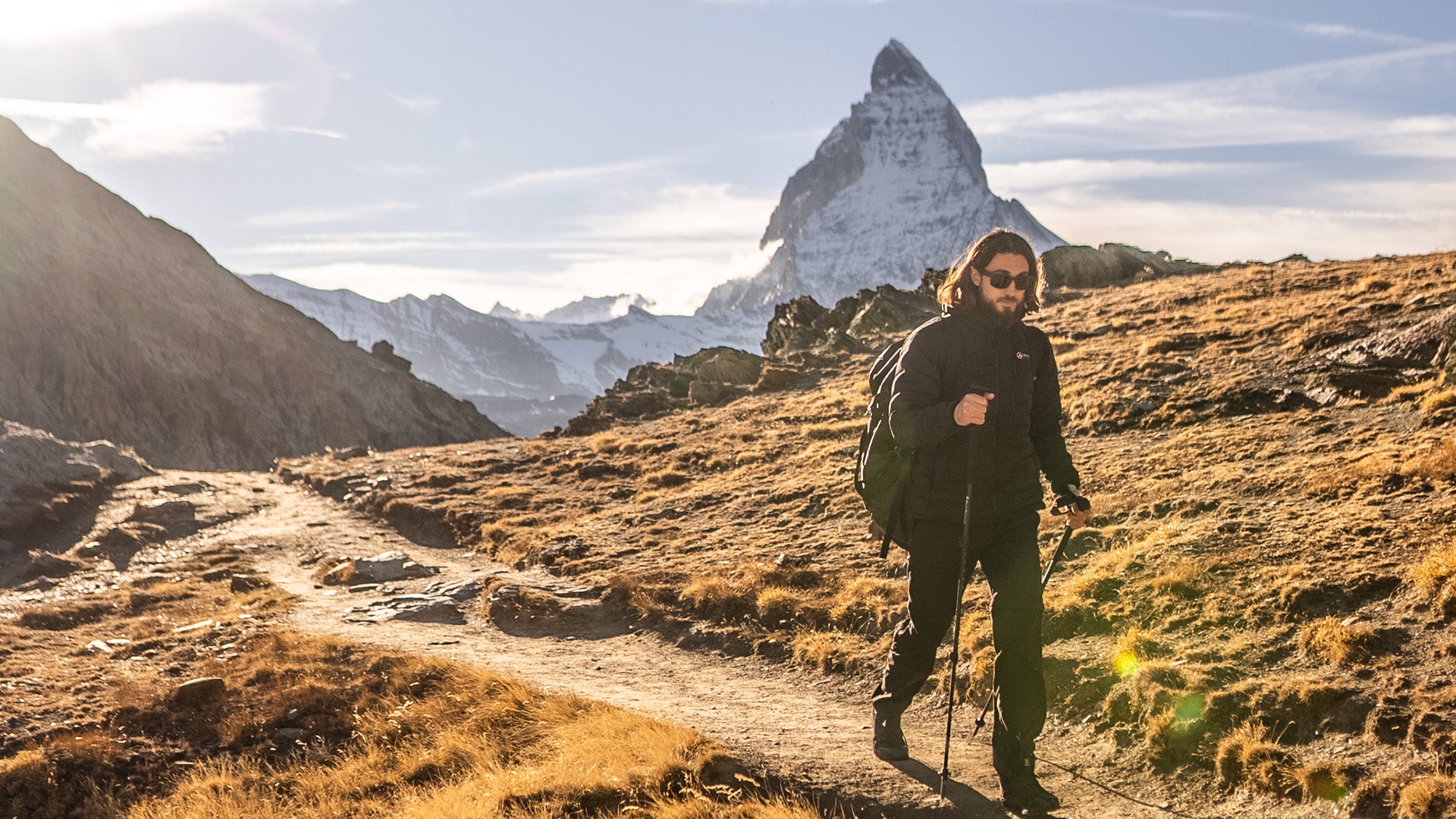 Miljøbillede af mand iført Vadehavet Dunjakke med Matterhorn i baggrunden
