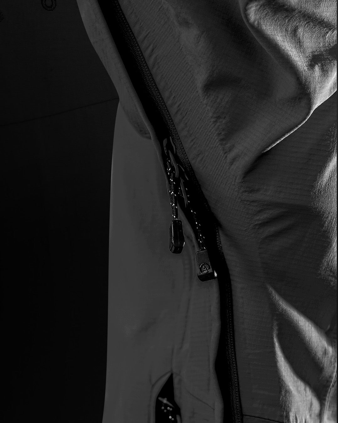 Billede af lynlås til udluftning under armen på matterhorn skaljakke